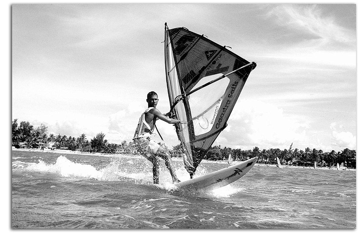 american_windsurfer_2.4_makin-waves_sailor