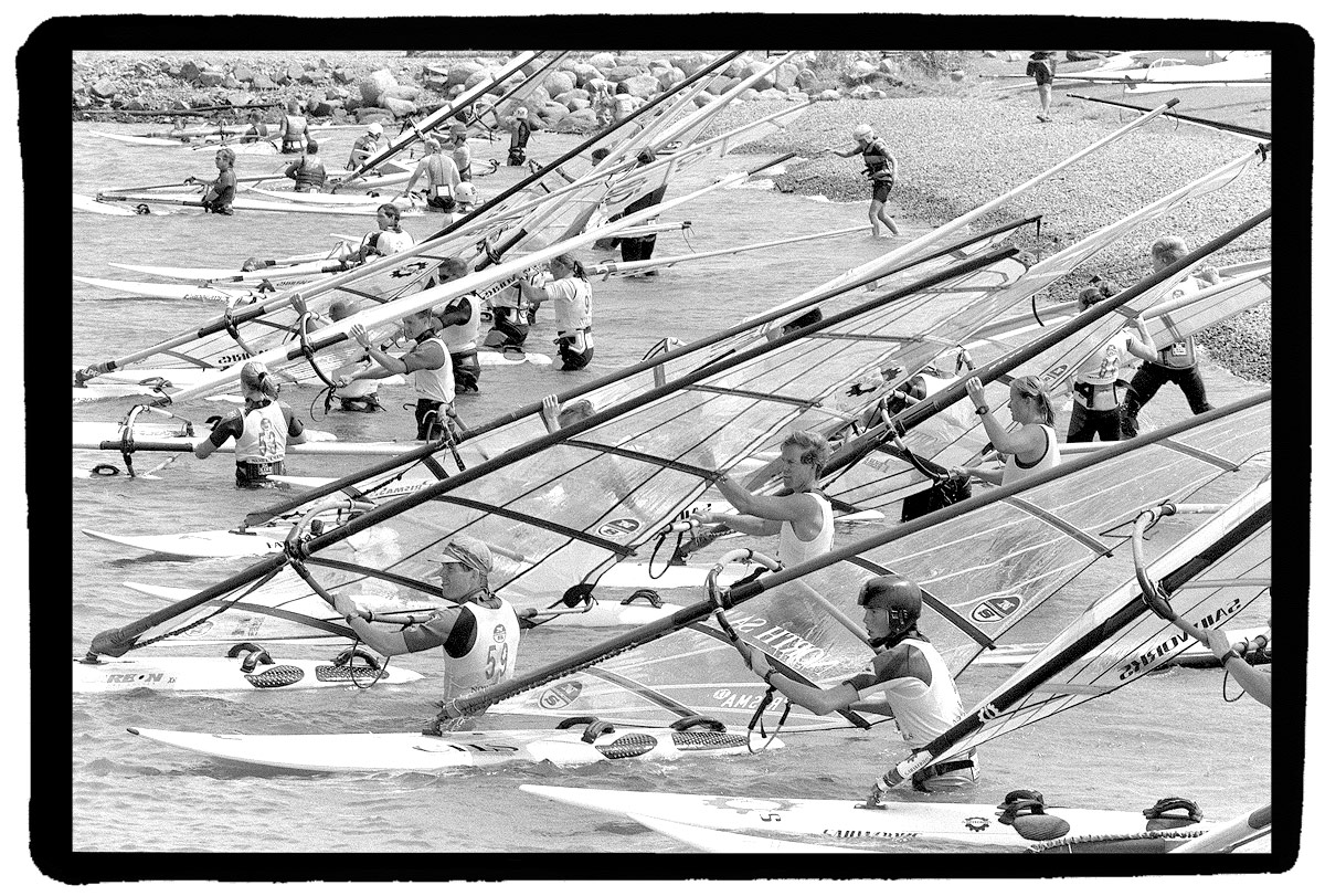 american_windsurfer_2.4_makin-waves_start