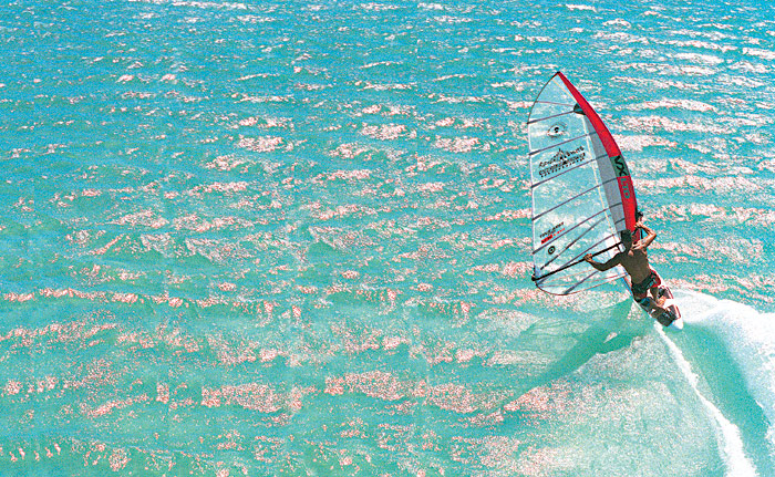 american_windsurfer_4.5_making_waves_Vela-Jibe