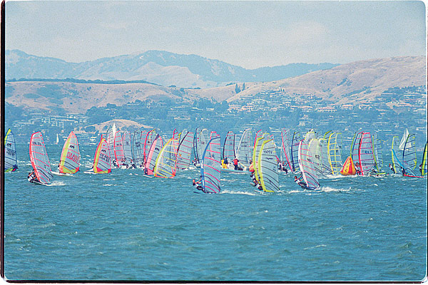 american_windsurfer_6.5_making_waves_Start-s